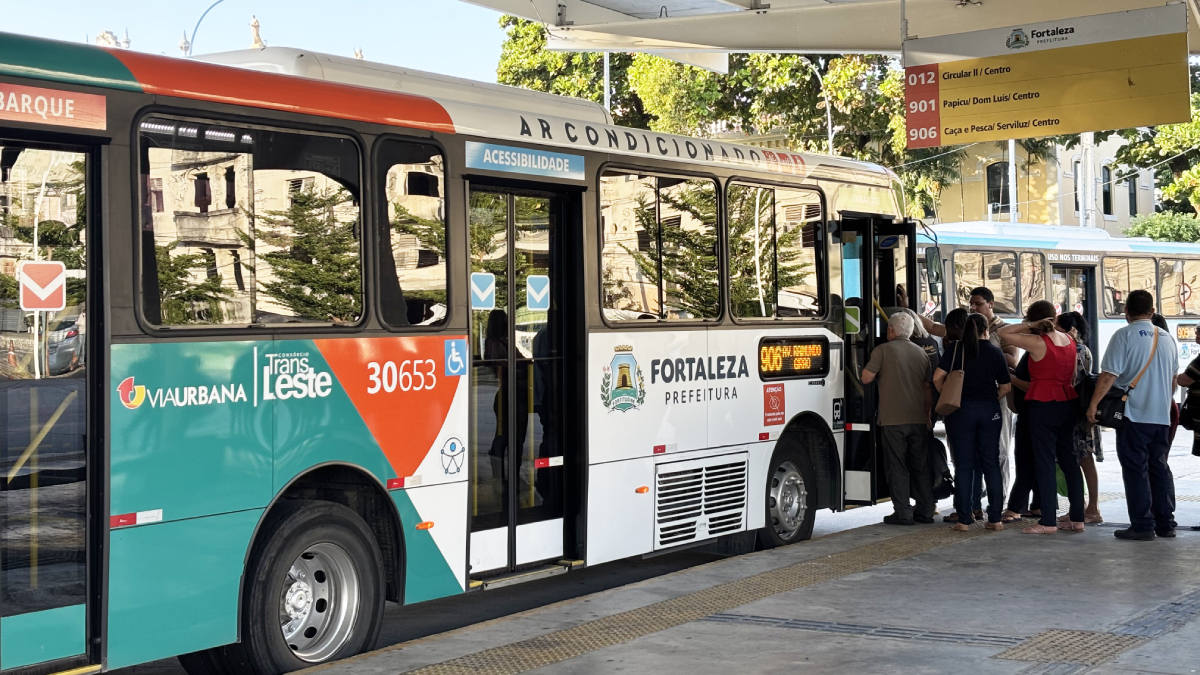 Passageiros em fila para embarcar em ônibus no Terminal Santuário da Fé, em Fortaleza
